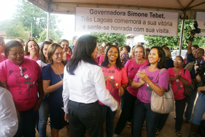 Na ocasião que esteve em Três Lagoas na condição de governadora, Simone Tebet ganhou faixa com homenagens do PMDB Mulher (Foto: Ricardo Ojeda/Arquivo)