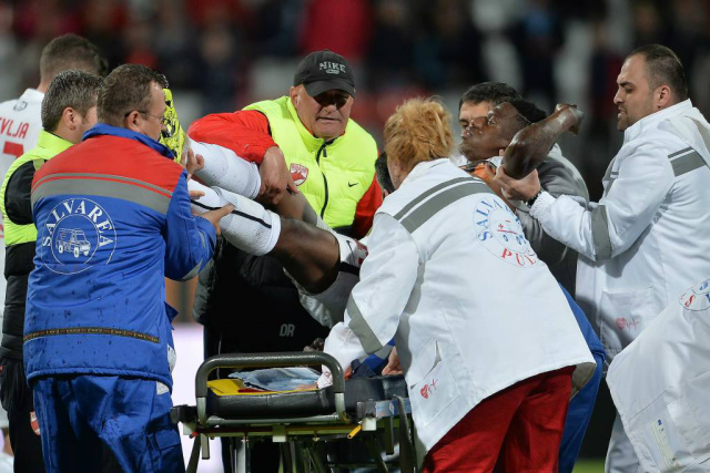 Jogador camaronês morre após sofrer parada cardíaca durante jogo Atleta do Dinamo Bucareste tinha passagem pela seleção de Camarões.(Foto: AFP)