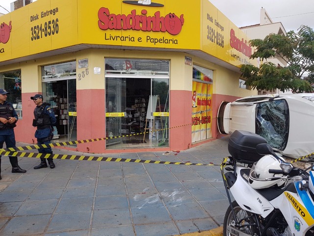 Carro com placa de Dourados capota no centro de Três Lagoas Veículo com dois ocupantes seguia pela rua Bruno Garcia, quando no cruzamento com a Oscar Guimarães capotou apos uma caminhonete invadir a preferencial (Foto: Ricardo Ojeda)
