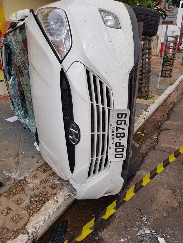 Carro com placa de Dourados capota no centro de Três Lagoas No veiculo, com placas de Dourados seguiam dois ocupantes, mas não se feriram (Foto: Ricardo Ojeda)