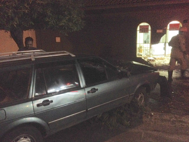 O condutor do veículo VW/Parati colidiu com o muro de uma residencia no bairro Santa Rita (Foto: Subtenente Cândido))