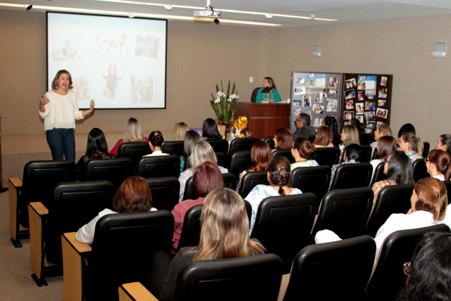 Palestra realizada no auditório da Escola Superior de Controle Externo (Escoex) durante evento realizado pelo TCE-MS na tarde dessa sexta-feira em comemoração ao Dia das Mães (Foto: Assessoria)