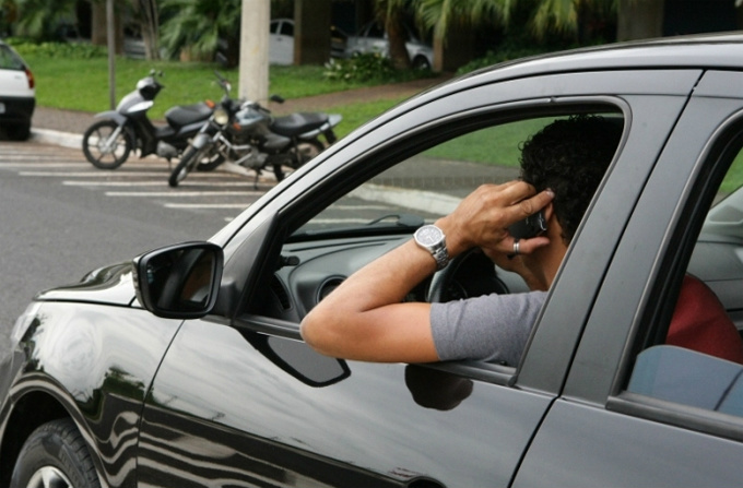 Falar o celular e estacionar em vaga de deficientes passa ser infração gravíssima. (Foto: tabeladetransito.org)