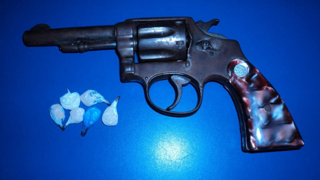 PM prende 5 acusados e apreende 2 menores por tráfico de drogas em Três Lagoas O revólver calibre 38 e a droga foram apreendidos e entregues no Distrito Policial
Foto: Assessoria PM