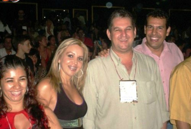 Jornalista que foi assassinado já esteve em TL durante palestra de Caco Barcelos No centro com crachá, o jornalista Paulo Rocaro durante 3º Encontro de Jornalista de MS que aconteceu em abril de 2007 no auditório da Faculdades AEMS em Três Lagoas. Naquela oportunidade os palestrantes foram os jornalistas Caco Barcelos e a então prefeita Simone Tebet (Foto: Arquivo/Perfil News)