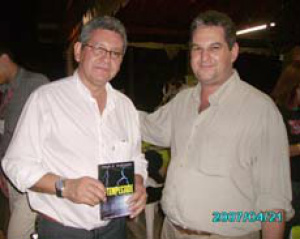 Ricardo Ojeda, quando recebeu o exemplar do livro 