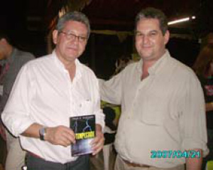 Jornalista que foi assassinado já esteve em TL durante palestra de Caco Barcelos Ricardo Ojeda, quando recebeu o exemplar do livro