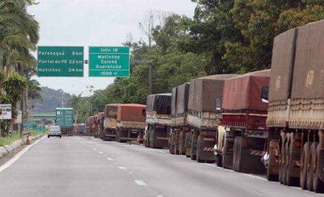 Também em 2013, filas extensas também foram formadas no terminal portuário de Paranaguá e caminhoneiros amargaram prejuízos com a espera para descarregar os grãos (Foto: Divulgação) 