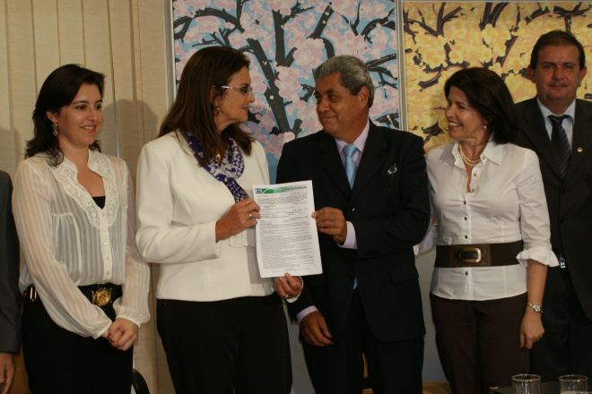 O deputado Eduardo Rocha junto com a prefeita Márcia Moura, participou da reunião para a entrega da licença de instalação da fábrica de fertilizantes da Petrobras (Foto: Assessoria de Imprensa)