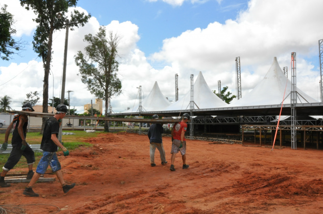 Equipe de trabalho está montando estrutura do carnaval
Foto: Assessoria de Comunicação