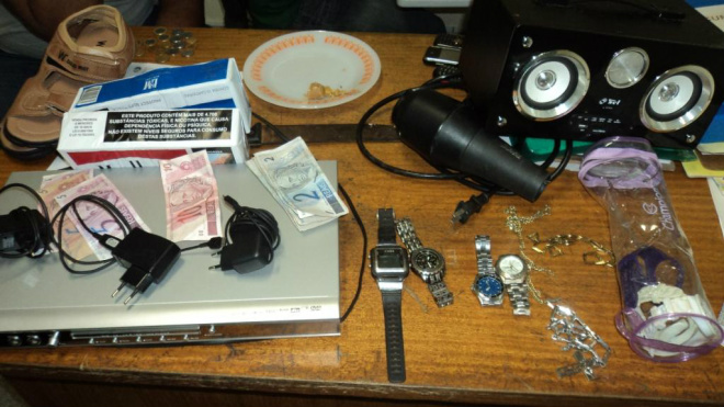 Vários objetos foram apreendidos na residência que funcionava como ponto de tráfico de drogas
Foto: Assessoria de Comunicação/BPM
