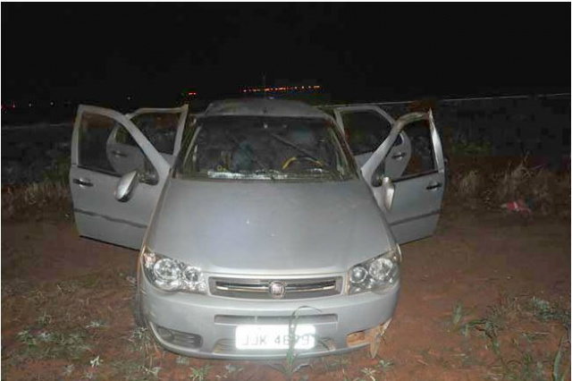 O veículo Fiat Pálio, com placa de Chapadão do Céu (GO), era ocupado por sete pessoas (Foto: Divulgação/O Correio News)