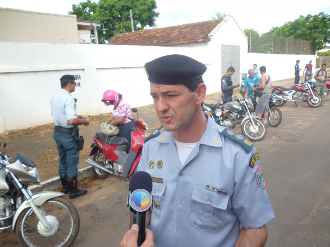 Polícia Militar realiza Blitz Relâmpago e autua centenas de pessoas Major explica que até este ano mais de 150 motociclistas sem carteira de habilitação foram autuadas
Foto: Adriano Vialle