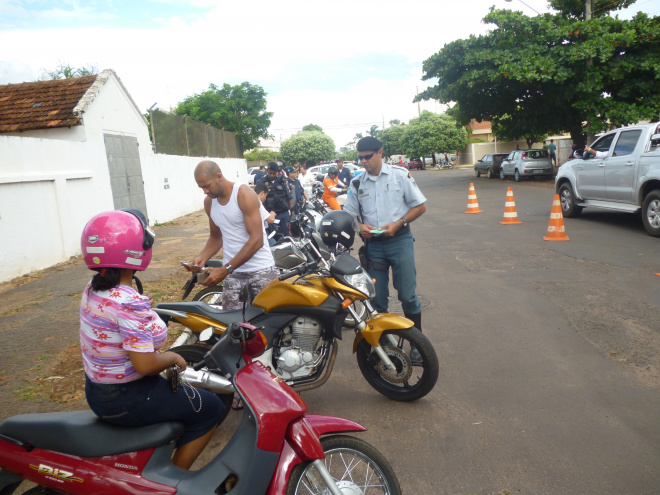 Polícia Militar realiza Blitz Relâmpago e autua centenas de pessoas Blits ocorreu na rua Zuleide Perez Tabox