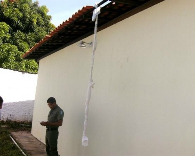 Os foragidos utilizaram uma corda para pular o muro
Foto: Divulgação