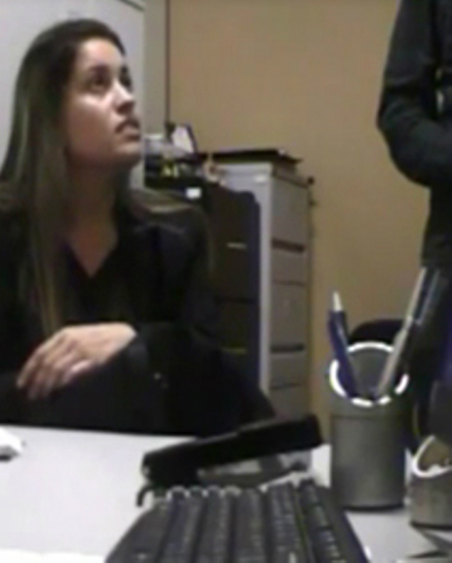 A mulher, que trabalhava comissionada no Ministério da Saúde, sendo flagrada e presa por agentes da Polícia Federal, no gabinete do diretor do hospital (Foto: Midiamax News)