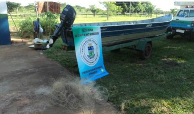 Barco, motor de popa e 200 metros de redes de pesca apreendidos pela PMA de Bataguassu durante fiscalização na tarde de domingo (Foto: Assessoria)
