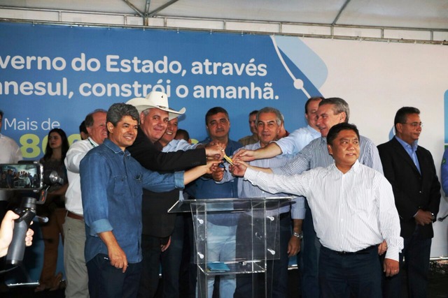 Governador de MS assina ordem de serviço e destina máquinas para Sanesul Governador de MS assina ordem de serviço e destina máquinas para Sanesul