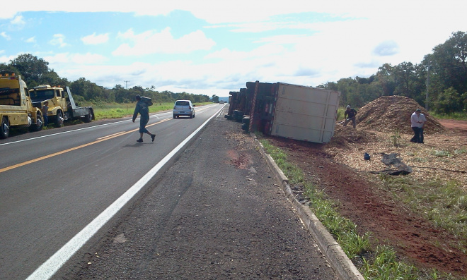 Caminhão Bitrem capota na BR-262 Acidente ocorreu na BR 262, próximo ao km 213