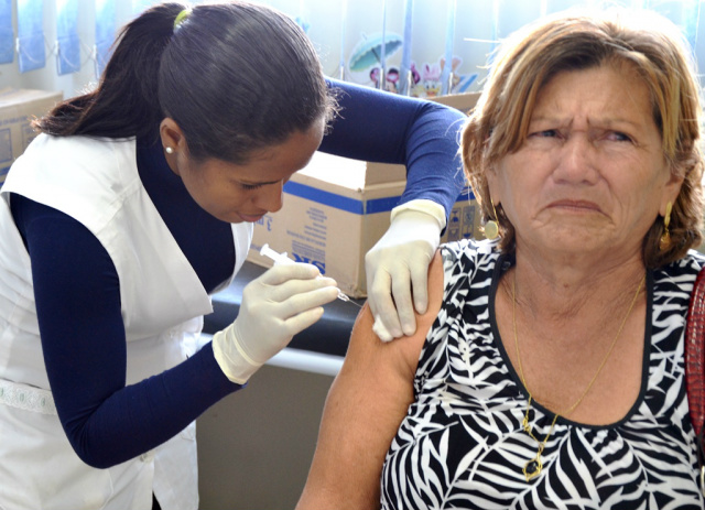 É imprescindível apresentar o cartão de vacinação no ato da aplicação, assim como a prescrição médica, caso a pessoa possua alguma doença crônica. (Foto: Assessoria)