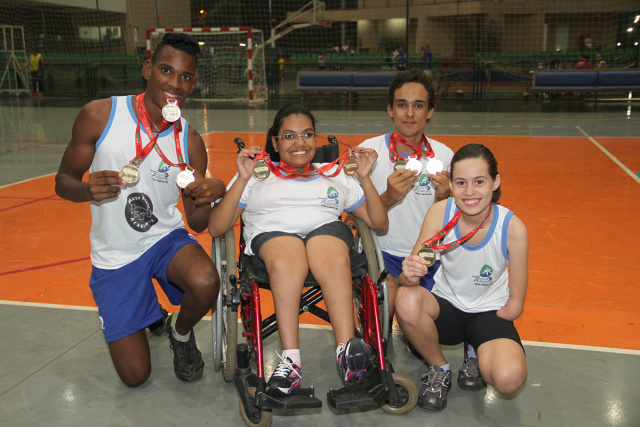 O vereador Adão Alves comemorou os bons frutos colhidos pelos atletas do Projeto Esporte Adaptável, nas Paralimpíadas Escolares de Mato Grosso do Sul. (Foto: Assessoria)