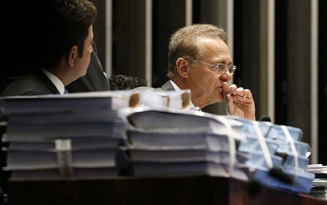  O presidente do Senado, Renan Calheiros, durante a leitura do relatório sobre processo de impeachment. (Foto: Pedro Ladeira/Folhapress)