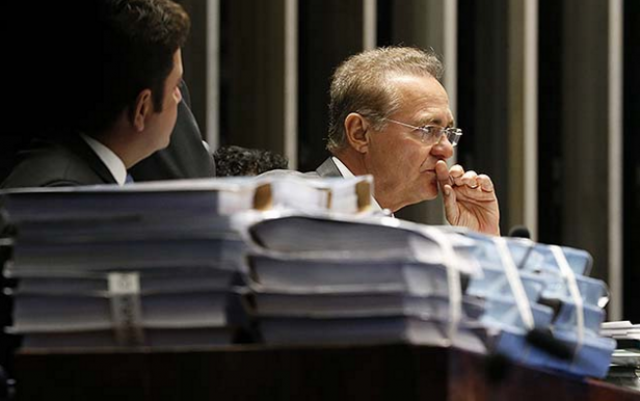 Renan vai rejeitar decisão sobre impeachment na Câmara, diz senador O presidente do Senado, Renan Calheiros, durante a leitura do relatório sobre processo de impeachment. (Foto: Pedro Ladeira/Folhapress)