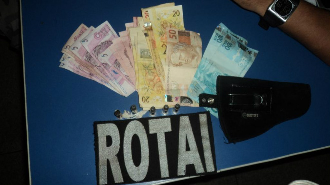 Drogas e munições são apreendidas pela PM Objetos apreendidos pela PM durante revista ao quarto do suspeito.
Foto: PM