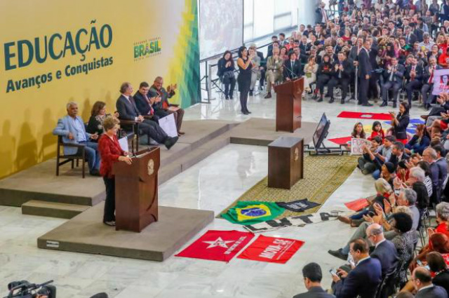 Dilma pede cautela sobre anulação do impeachment, mas diz que vai lutar até o fim Presidenta Dilma Rousseff durante cerimônia de anúncio de criação de novas universidades no Palácio do Planalto. Foto: Roberto Stuckert Filho/PR (Foto: Divulgação)