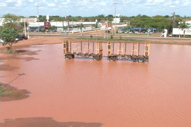 Três Lagoas registra 746 casos de suspeita de dengue em 2012 Ao lado do Estádio Benedito Soares Mota (Madrugadão)uma grande poça de lama se formou no local ambiente perfeito para ser um criadouro do mosquito
Foto: Aquivo Perfil News