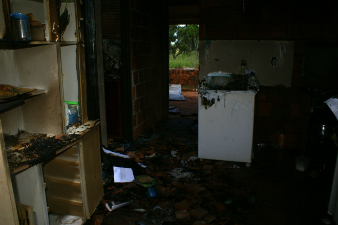 Jovem que teve casa incendiada pelo ex, relata o drama vivido em seis anos A família perdeu todos os móveis eletrodomésticos roupas, documentos, entre outros objetos
Foto: Guta Rufino