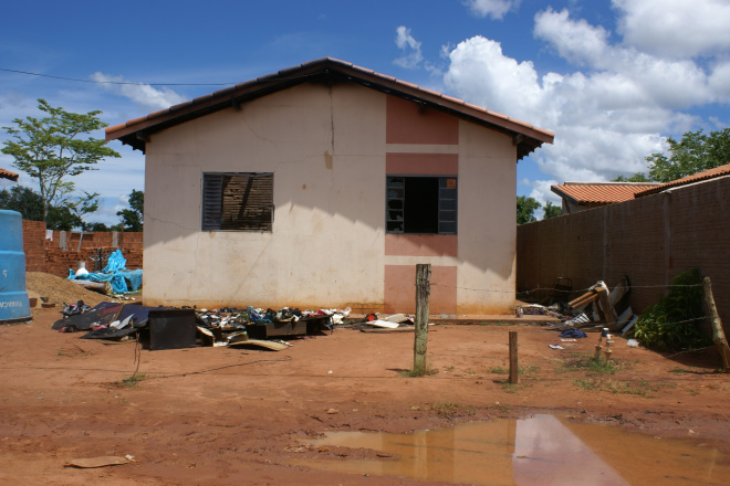 A estrutura da casa que foi incendiada ficou comprometida devido o fogo ter atingido o maderamento e a fiação de energia
Foto: Guta Rufino