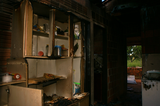 Jovem que teve casa incendiada pelo ex, relata o drama vivido em seis anos O homem teria ameaçado atear fogo na casa de uma das vizinha que é amiga da
Foto: Guta Rufino