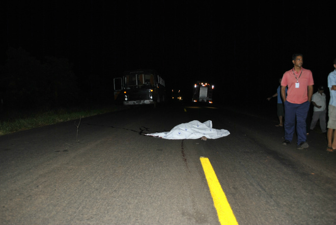 Motociclista morre após atropelar pedestre na MS-276 em Nova Andradina Corpo de motociclista ficou na pista da MS-276 após acidente
Foto: Jornal da Nova