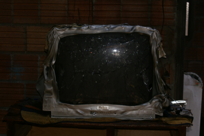 Um aparelho DVD que estava em cima da televisão foi deretido pelo fogo
Foto: Guta Rufino