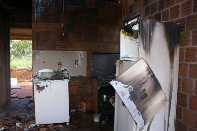 Jovem que teve casa incendiada pelo ex, relata o drama vivido em seis anos Segundo a vitima, Silva já foi casado anteriormente, e sua ex-esposa teria sofrido agressões e fugido
Foto: Guta Rufino