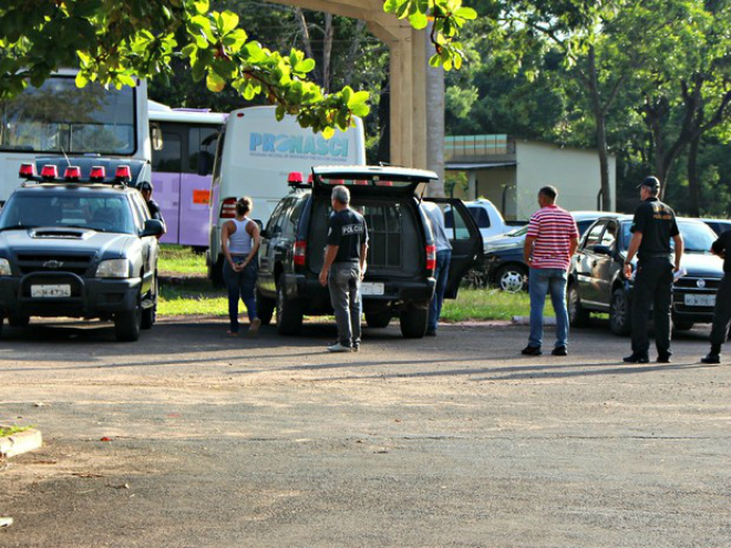 Presos estão sendo levados para a Academia da Polícia Civil em Campo Grande (Foto: Tatiane Queiroz/ G1 MS)