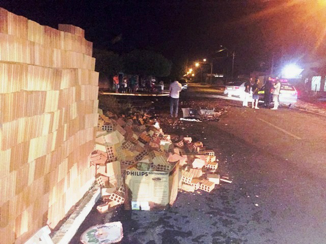 A colisão contra a pilha de tijolos foi violenta e derrubou parte dos blocos; depois, o Corolla bateu ainda em um Gol (Foto: Celso Daniel/Perfil News)