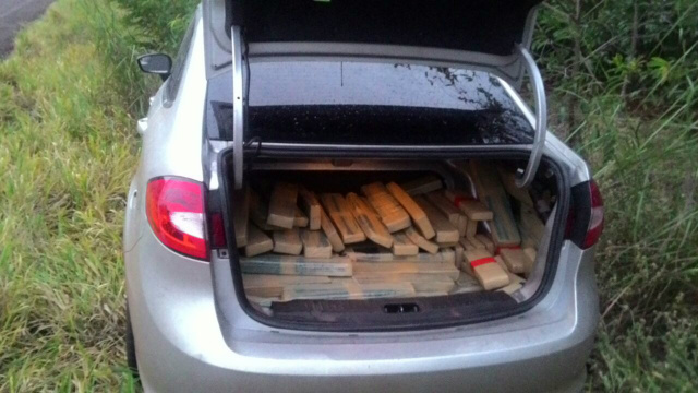 A droga estava no porta-malas do veículo, que foi abandonado às margens da rodovia. (Foto: 14º BPMRv)