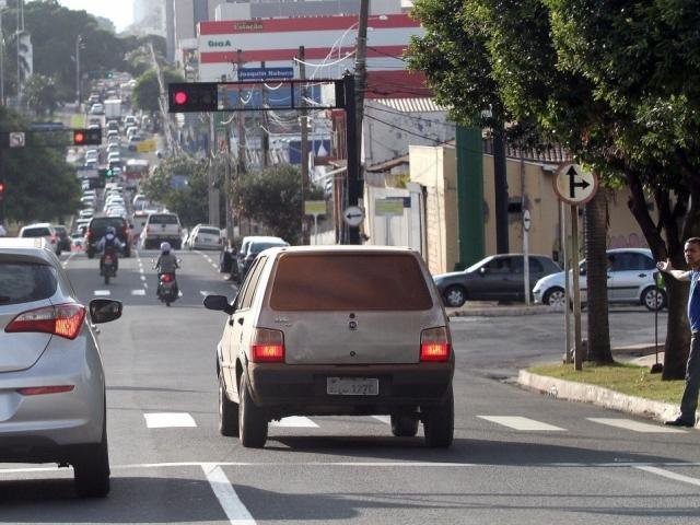 Começa a valer lei autorizando parcelamento de multas de trânsito Veículo Fiat Uno parado depois da faixa de retenção na avenida Afonso Pena, em Campo Grande. (Foto: Saul Schramm/Arquivo).
