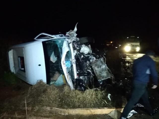 Universitárias morrem em acidente minutos depois de entregarem o TCC Van da prefeitura de Itaporã destruída após batida (Foto: Adilson Domingos)