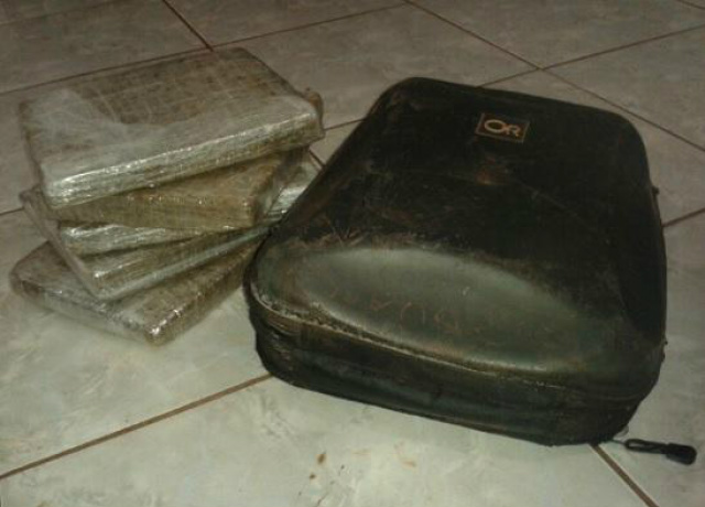 Foram apreendidos, cinco tabletes de maconha, totalizando 6, 500 quilos, uma motocicleta furtada da cidade de Itaquiraí  (Foto: Divulgação/PC MS)