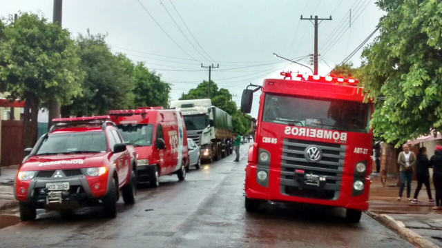 Acionados pelos vizinhos equipes do Corpo de Bombeiros foram até o local para atender a ocorrência, onde prestaram os primeiros socorros e encaminharam o agressor à Santa Casa (Foto: Perfil News)