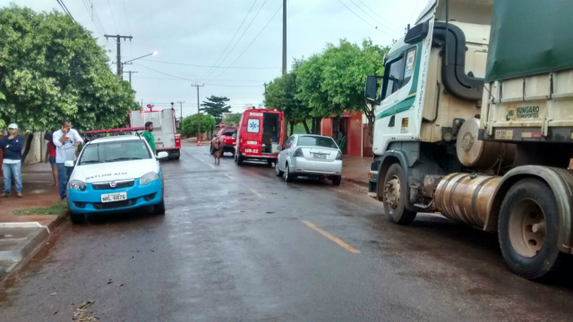 Caminhoneiro com ordem de restrição tenta suicídio na casa de ex-mulher Um equipe da Polícia Militar também atendeu a ocorrência. Após o homem ser liberado da Santa Casa a PM deverá conduzi-lo à delegacia de polícia (Foto: Perfil News)