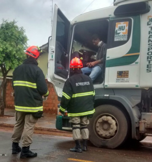 Caminhoneiro com ordem de restrição tenta suicídio na casa de ex-mulher Após ser medicado, o autor será conduzido à delegacia e irá responder por lesão corporal e ainda poderá ser preso em flagrante por violência doméstica (Foto: Perfil News)