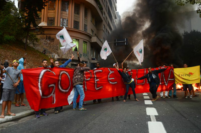 Protestos contra impeachment fecham rodovias em 8 estados e em Brasília Ato contra o impeachment ao lado da Praça da Bandeira, em São Paulo (Foto:Agência Brasil)