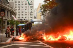 Manifestantes usaram pneus queimados, faixas e cartazes contrários ao processo de impeachment de Dilma Rousseff. (Foto: Agência Brasil)