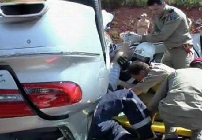 Imagens filmadas pelo site Catve.tv mostram o resgate das vítimas do acidente
Foto: Catve.tv