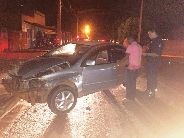 O motorista do Corolla presta informações para um policial militar a respeito do acidente, enquanto avalia a situação do carro (Foto: Celso Daniel/Perfil News)