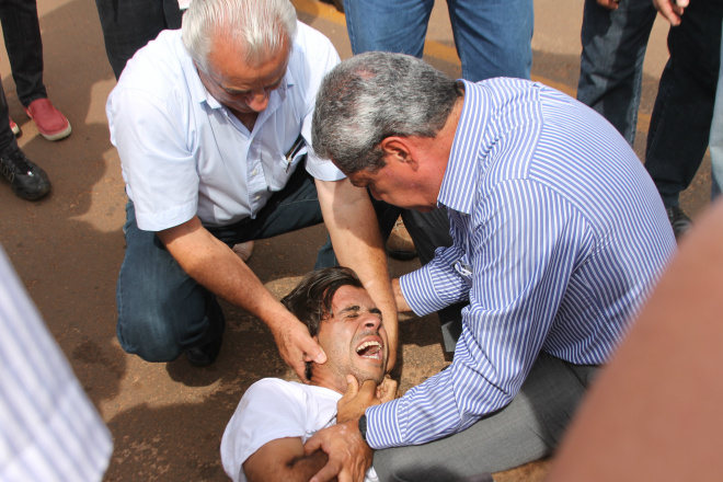 André Puccinelli e o Domingos Martins prestaram os primeiros socorros ao paciente no local (Foto: Ricardo Ojeda)